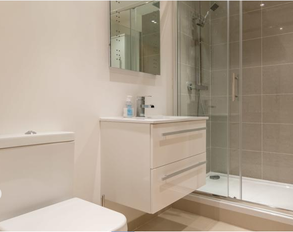 Beautiful City Centre Apartment Modern Bathroom