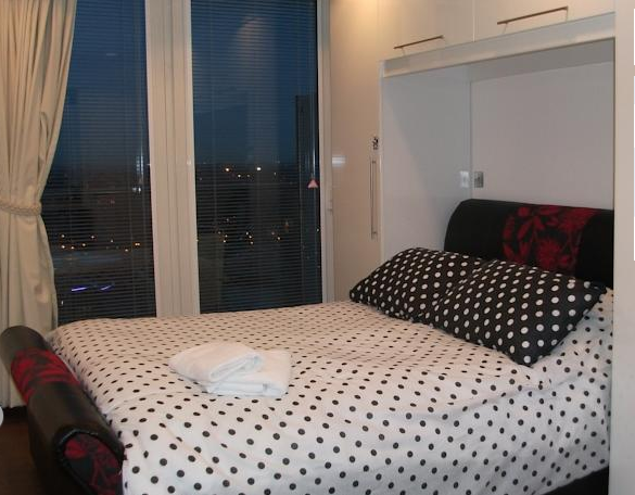 Media City Breaks Apartments Bedroom