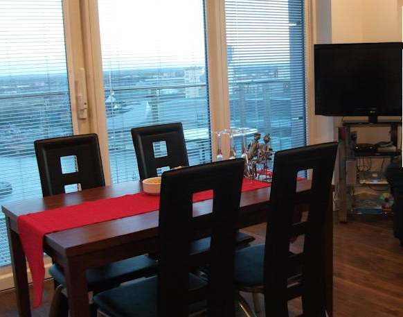 Media City Breaks Apartments Dining Area